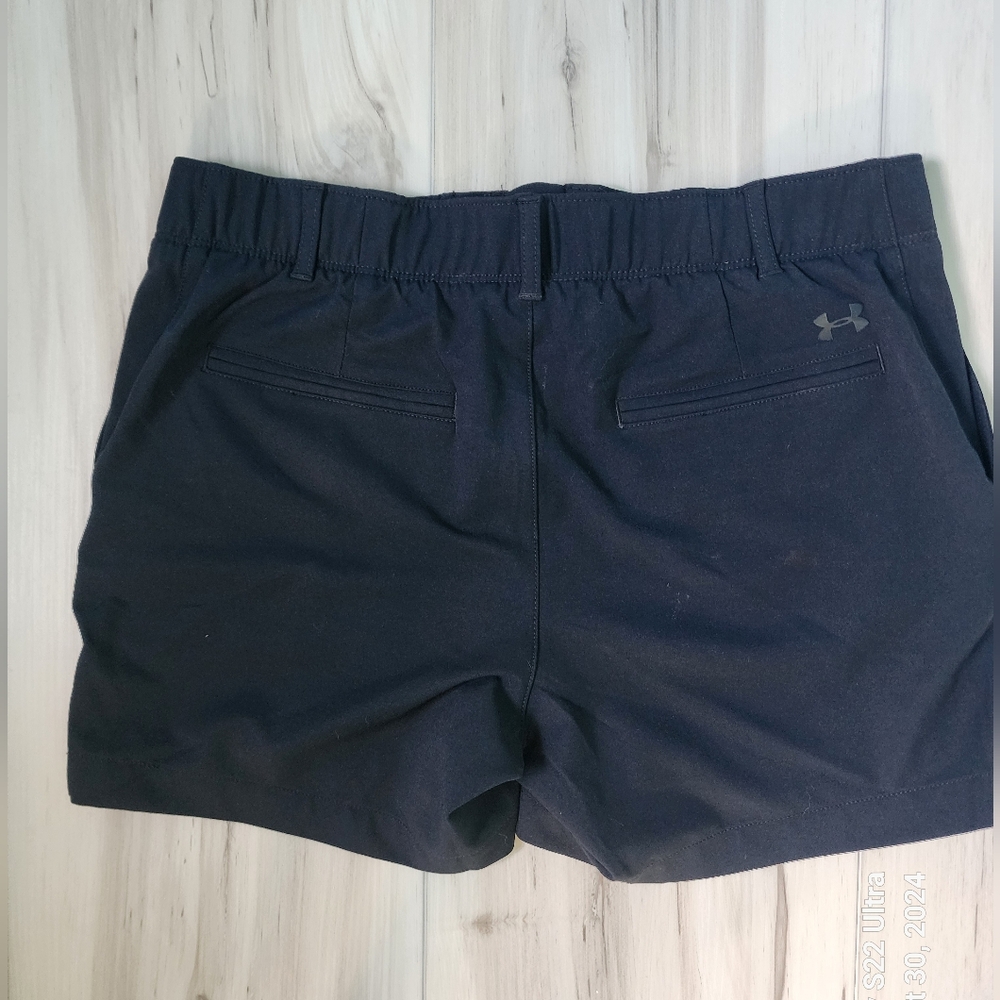 Under Armour size 6/36 women's zipfront shorts